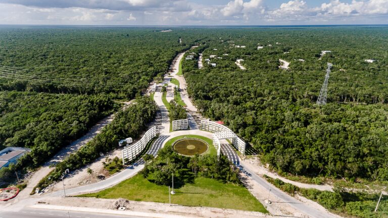 Vista aérea de la comunidad y el Caribe